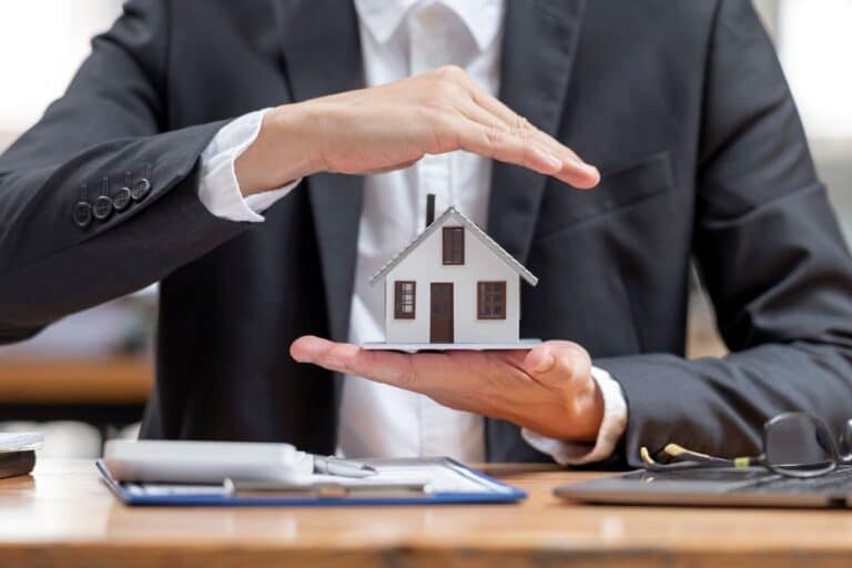 Une assurance habitation présentée par un agent assureur.