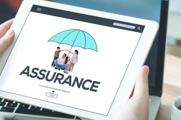 Une personne consulte les offres d'assurance-vie en ligne