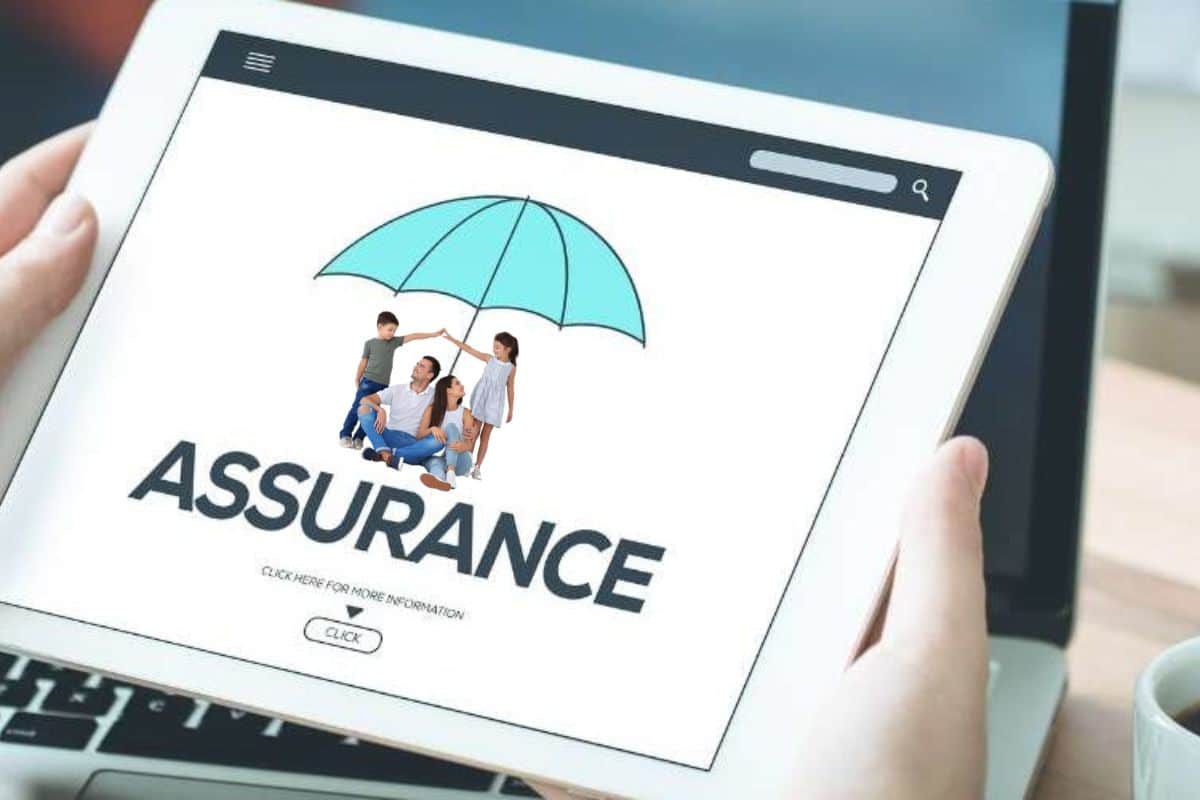 Une personne consulte les offres d'assurance-vie en ligne