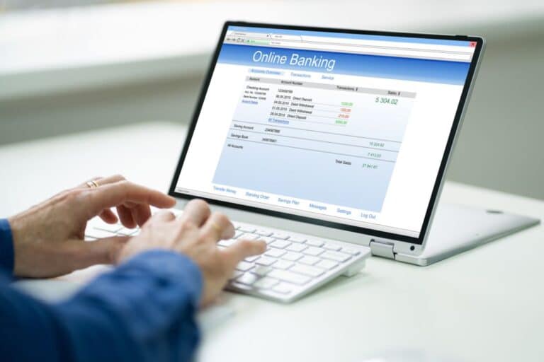 Une personne effectue la gestion de ses finances grâce à la banque en ligne.