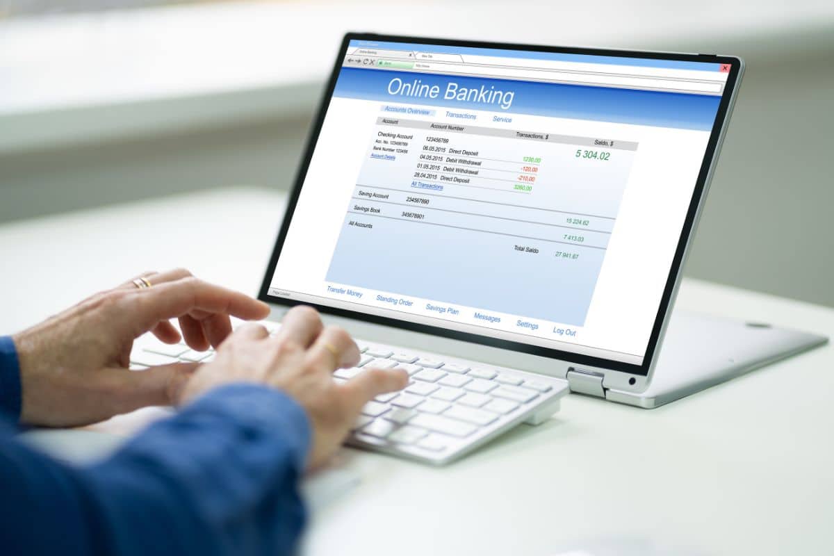 Une personne effectue la gestion de ses finances grâce à la banque en ligne.