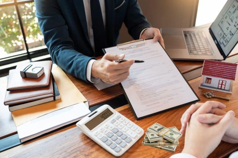 Un homme reçoit le crédit immobilier et redécouvre les closes du contrat