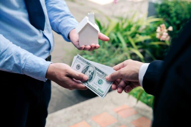 Un homme reçoit un crédit immobilier in fine