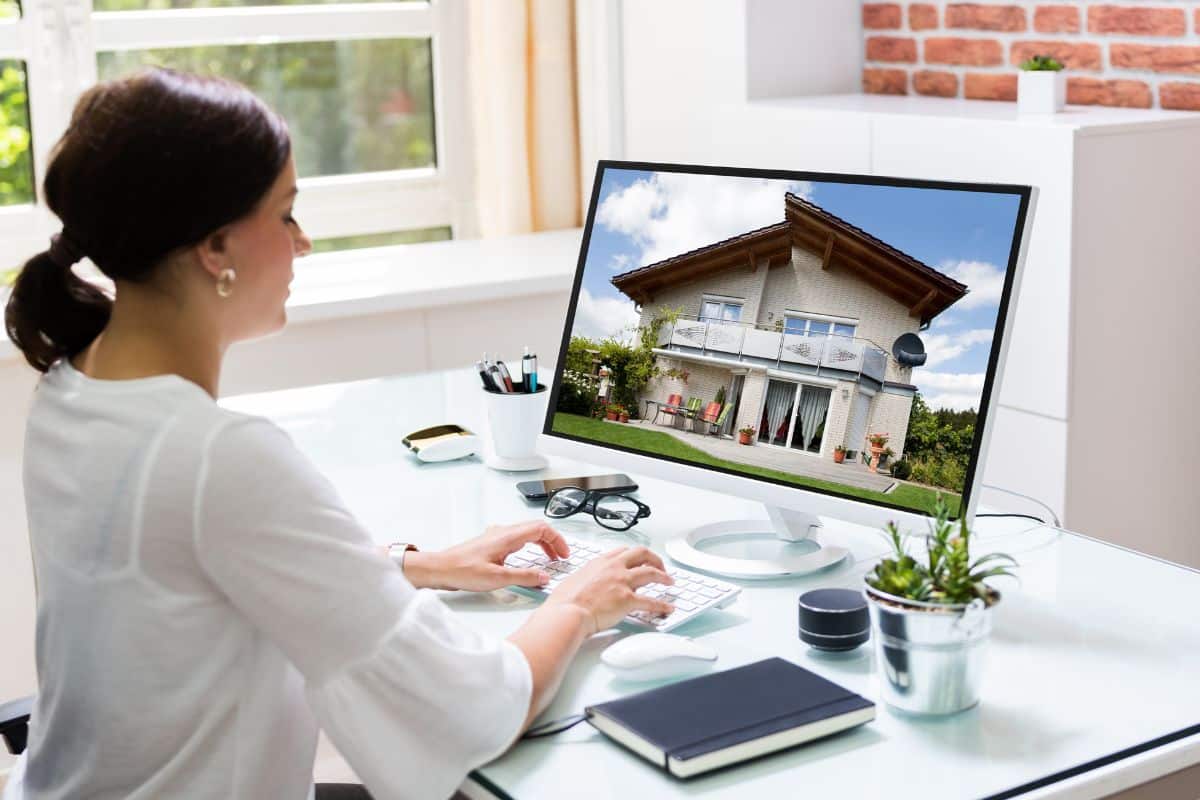 Une femme effectue une exploration du marché immobilier.