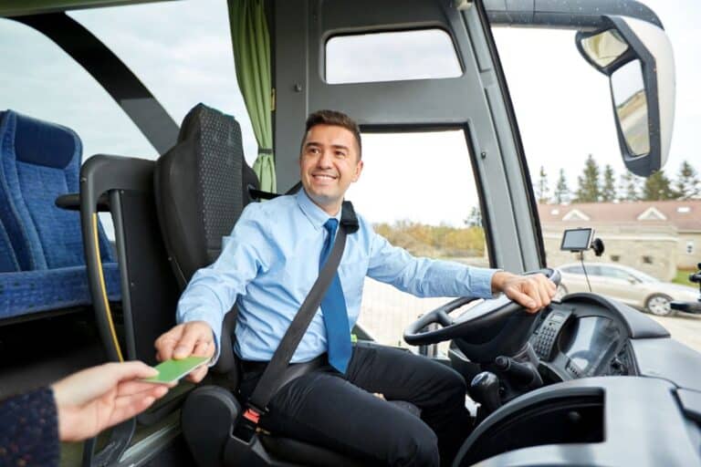 Un conducteur de véhicule de transport en commun accepte la validation d'un titre de transport avec une carte bancaire.