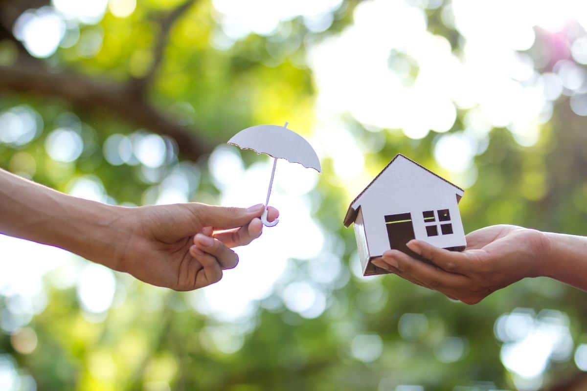 Un assureur propose une offre d'assurance habitation à un client