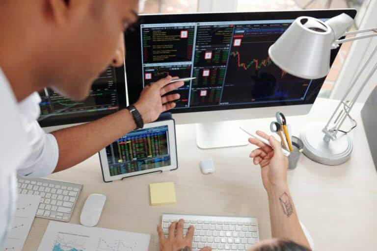 Des experts surveillent les tendances d'investissement sur le marché financier pour pouvoir saisir les opportunités.