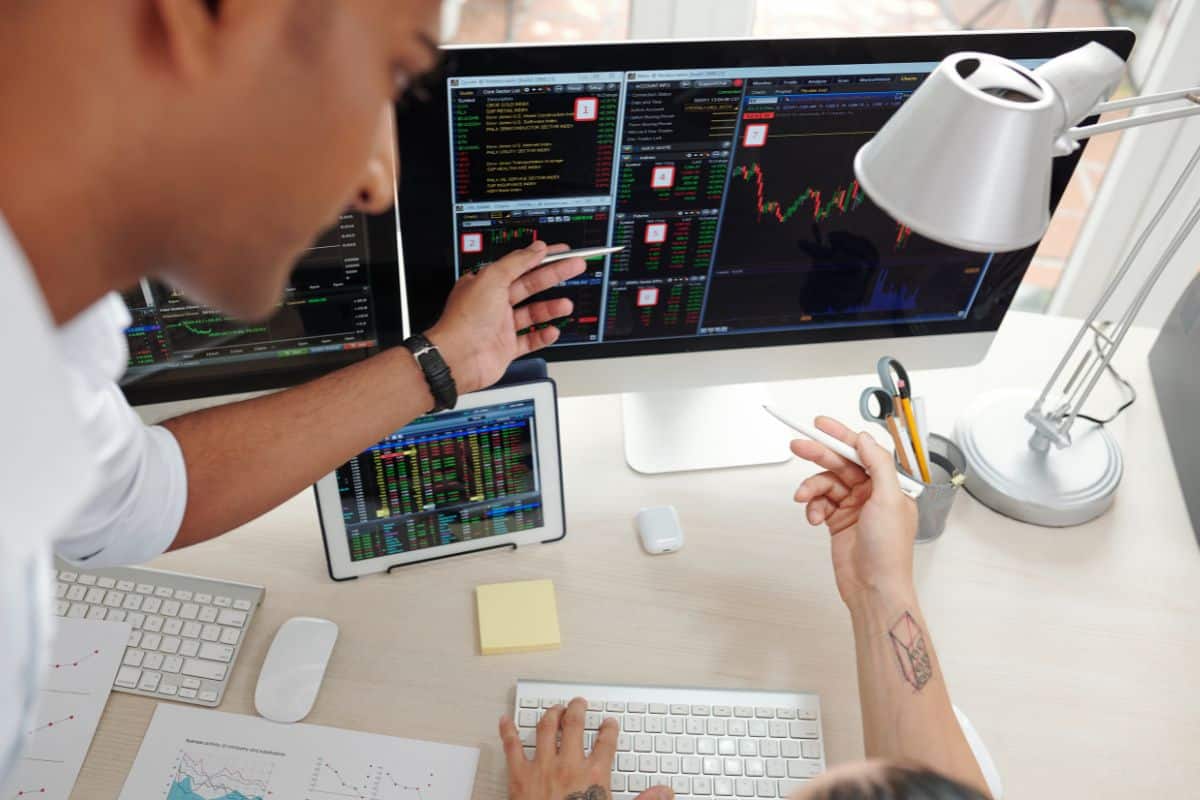 Des experts surveillent les tendances d'investissement sur le marché financier pour pouvoir saisir les opportunités.