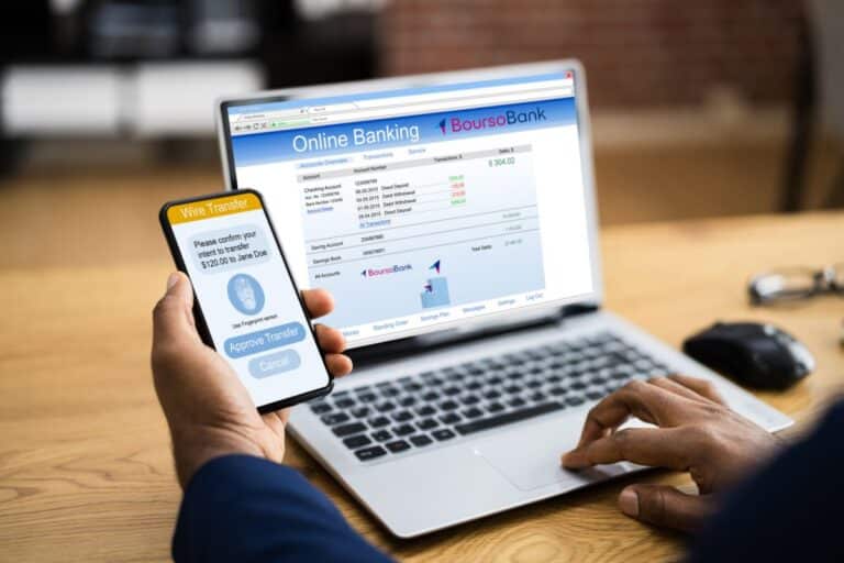 Une personne effectue une transaction par la BoursoBank, une banque en ligne.