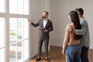 Un couple visite un appartement pour décider ou non d'investir dans l'immobilier locatif.
