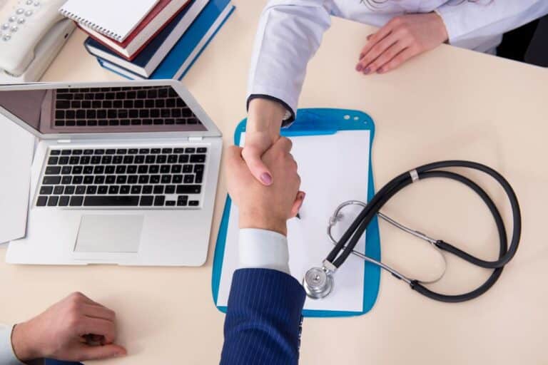 Une personne adopte l'assurance maladie