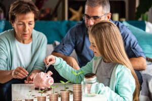 Des parents éduquent leur enfant à l'investissement par l'épargne responsable.