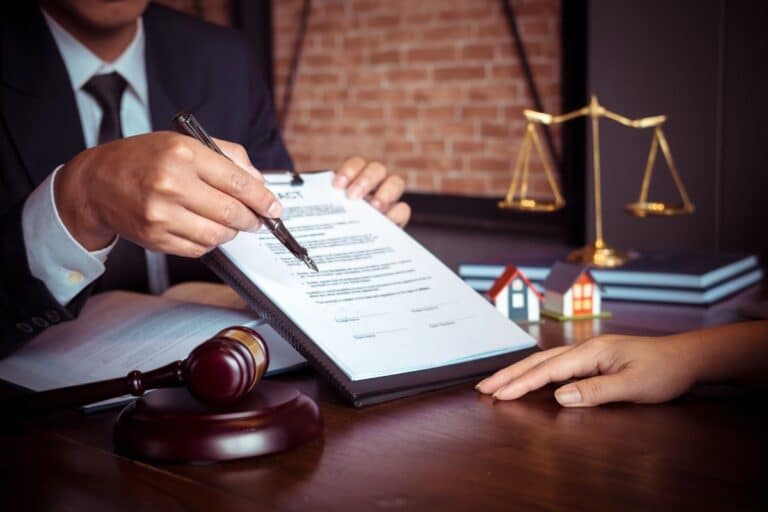 Un notaire jouant un rôle essentiel dans une transaction immobilière.