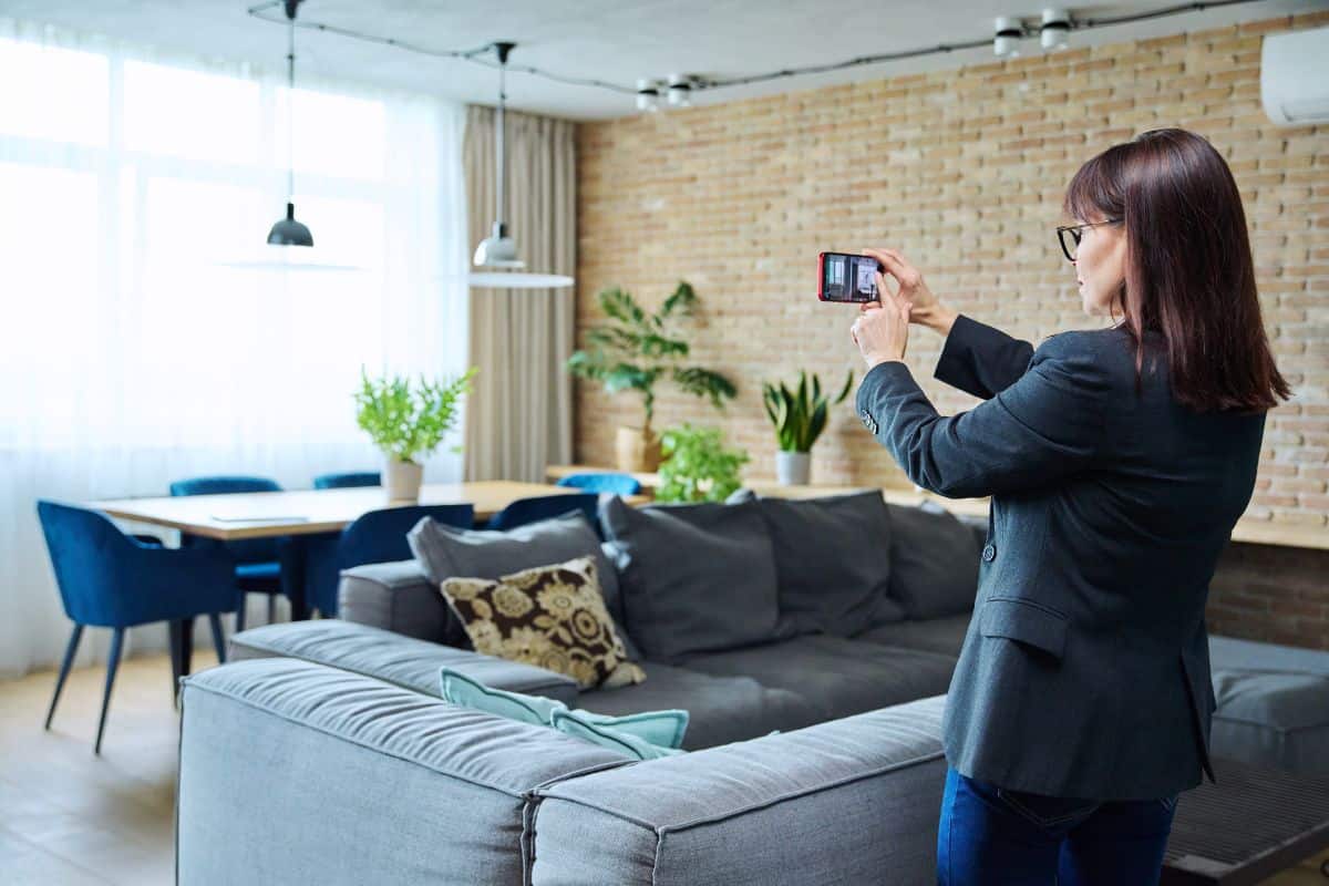 Une agence immobilière envoie des photos à ses partenaires pour un investissement locatif meublé