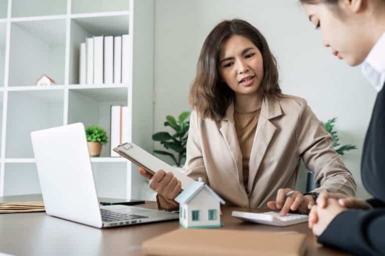 Une courtière décrit les enjeux du prêt immobilier à sa cliente.