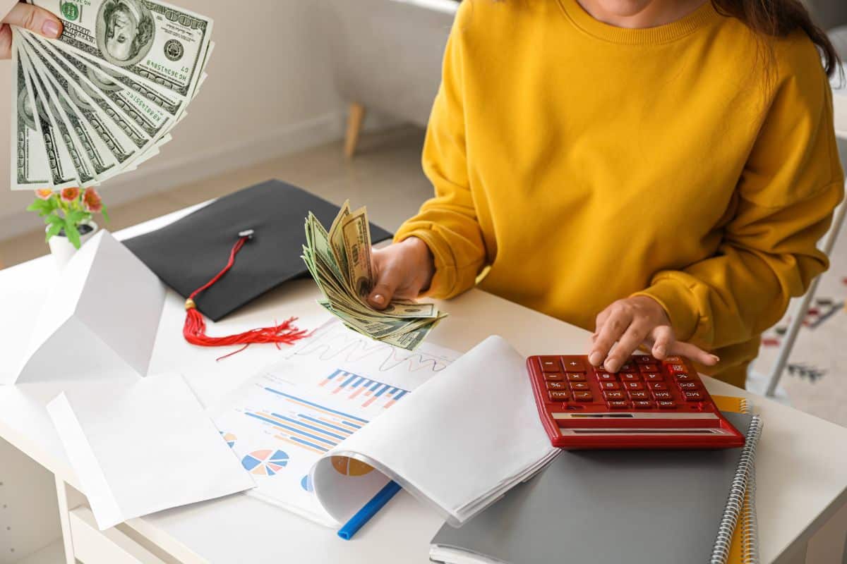 Une étudiante reçoit et planifie la gestion de son prêt étudiant