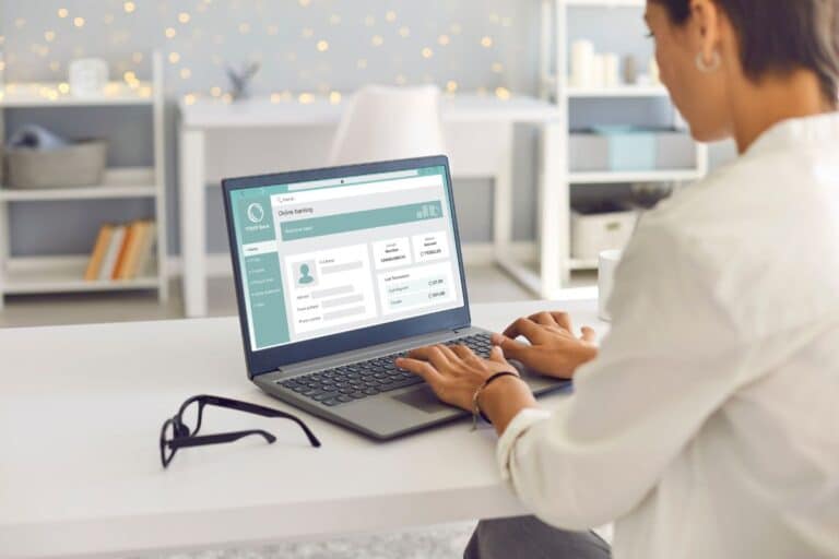 Une femme consulte son comptes bancaires en ligne