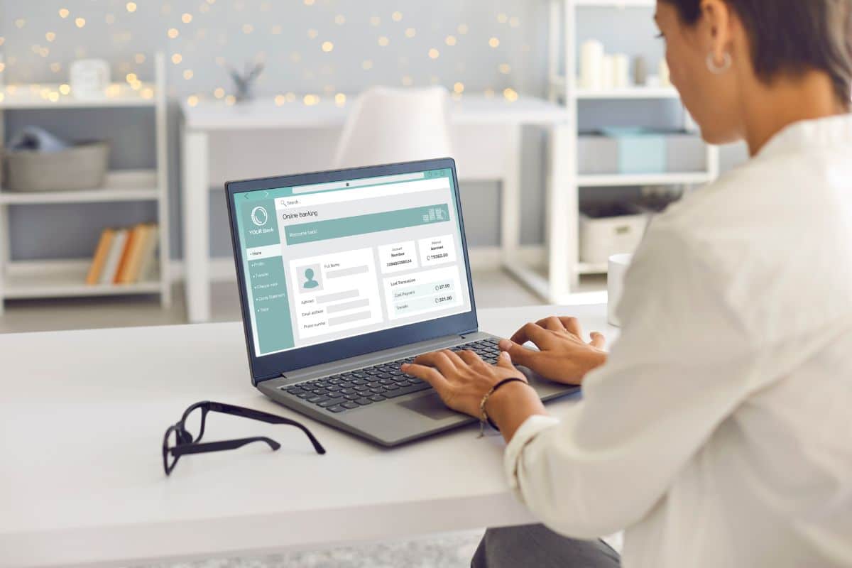 Une femme consulte son comptes bancaires en ligne