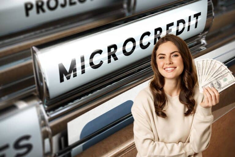Une femme heureuse de recevoir des fonds pour son entreprise grâce aux micro-crédits.