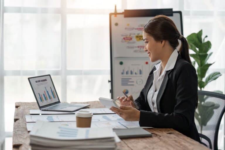 Une financière essaie de booster le budget de son entreprise grâce à une application de gestion financière.