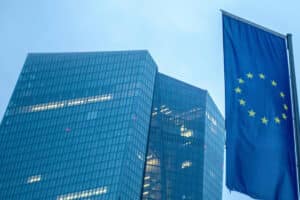 Bâtiment de la banque européenne avec le drapeau de l'UE, reflétant la stabilité financière post-crise.