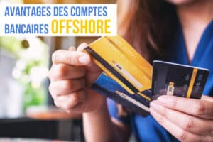 Personne tenant plusieurs cartes bancaires avec le texte "Avantages des comptes bancaires offshore" en surimpression.