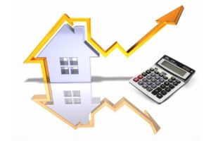 Icône de maison avec une flèche montante et une calculatrice, représentant la gestion fiscale des plus-values immobilières.