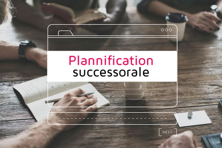 Personnes autour d'une table de réunion avec des notes, travaillant sur la planification successorale affichée sur un écran transparent.