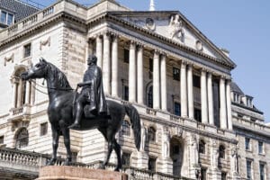 Statue équestre devant la façade néo-classique de la Banque d'Angleterre avec colonnes et sculptures décoratives.