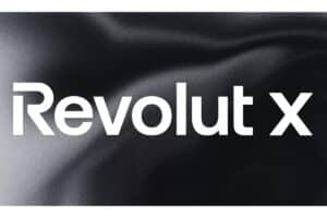 Logo blanc de Revolut sur un fond de tissu noir ondulé.